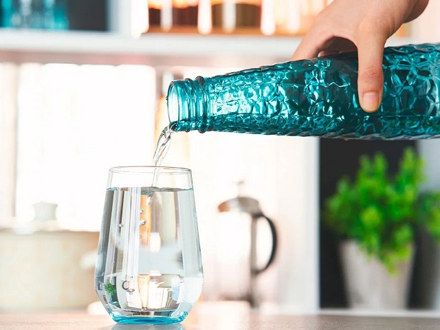 Why does water taste better in glass than plastic?